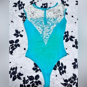 Glamazon short sleeve women bodysuit. Size Small